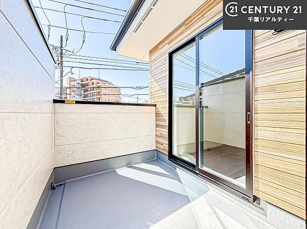 陽当たりの良いバルコニーで、お洗濯物もよく乾きそうですね!お天気の良い日にはバルコニーへ出てリフレッシュするのも気持ちよさそうです。