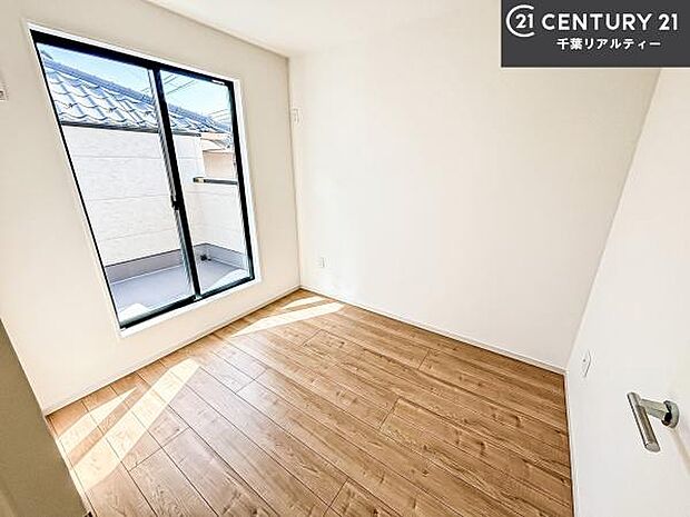 バルコニーに面している洋室です。明るく温もりがあり、換気もしっかりできます!朝起きて、外に出て背伸びをしつつ深呼吸をし良い朝を迎え入れることができます。