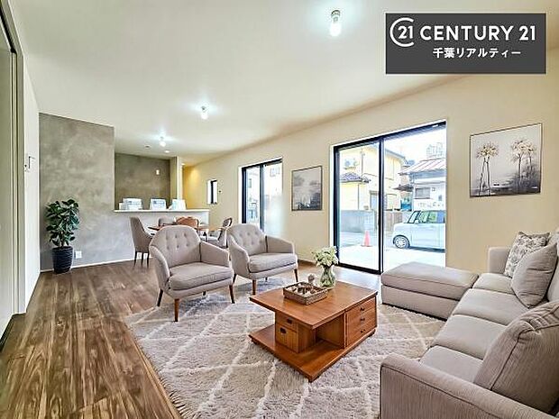 家具はCGパースです。開放感のある広々LDK!ソファーやダイニングテーブルを置いても窮屈にならないので快適に過ごせます!コミュニケーションが取りやすいリビングです!