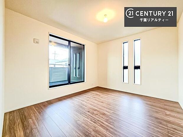 バルコニーへ面した洋室なので天気のいい日はバルコニーへ出てリフレッシュするのもいいですね!充実したプライベートタイムが送れる洋室!陽当たり、風通し良好です。