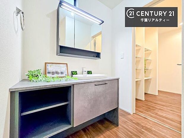 オープンタイプの洗面台は、おしゃれで溝がなくお手入れがしやすい魅力的な洗面台です!毎日の身支度が快適!