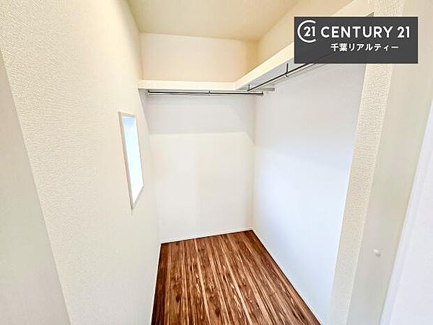 ウォークインクローゼット付きです。たくさんのお洋服などを収納しておけそうですね!他にも扇風機や加湿器など季節物の大きな家電も収納できます!