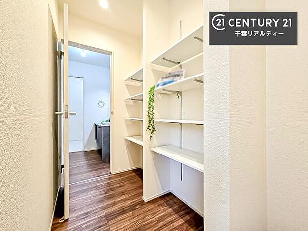 パントリー付き!お米や飲料水、食材のストックもスッキリ整頓することができます!是非現地でお確かめください。