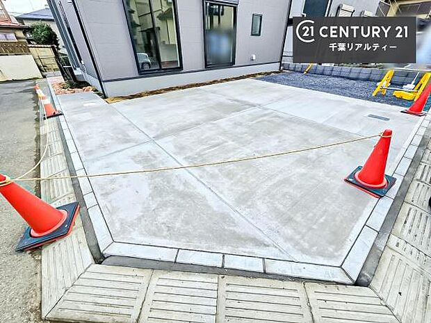 駐車スペースは2台分あります!セカンドカーはもちろん、バイクや自転車なども置き場所に困りません。