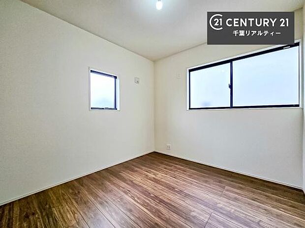 優しい光が差し込む洋室は、朝の目覚めも気持ちが良さそうですね。おうち時間もゆったりと過ごすことができます。