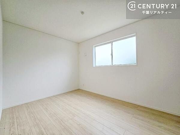 掃き出し窓がないお部屋は、お子様のお部屋としても安心です！収納スペースも充実しているので散らかったお部屋をサッと片付けられます！