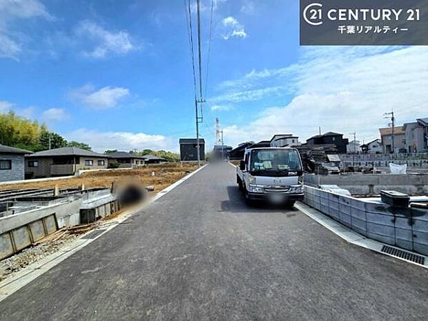 前面道路は6m!陽当り良好な立地です。車庫入れが苦手な方も安心ですね。