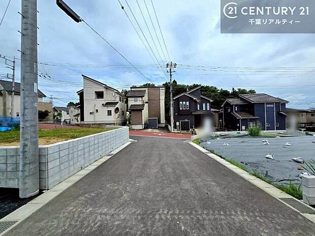 前面道路は6m!陽当り良好な立地です。車庫入れが苦手な方も安心ですね。