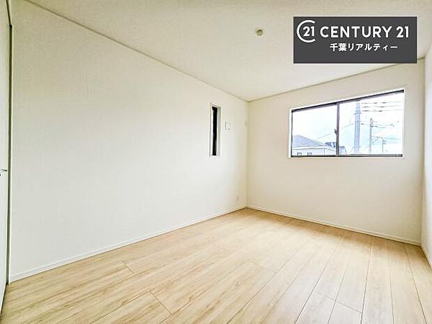 優しい光が差し込む洋室は、朝の目覚めも気持ちが良さそうですね。おうち時間もゆったりと過ごすことができます。