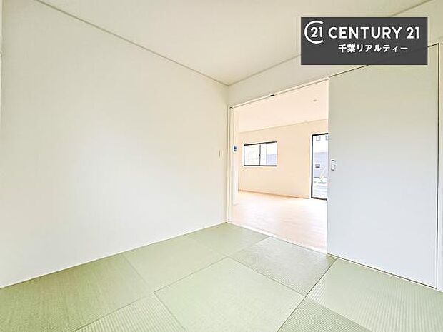 タタミの香りが安らぎを与える、リラックス空間。窓も大きく開放感のある和室となっております。日本人の心感じる「和」の空間。