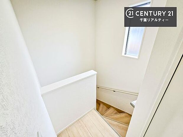 階段は明るく手摺りもついています!お子様やご年配の方も安心してご利用頂けますね!