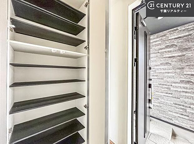 シューズボックス付きなので、玄関が片付きお掃除がしやすいです!スッキリした玄関で戸を開けた瞬間、清潔感のある心地いい空間が出迎えてくれます。