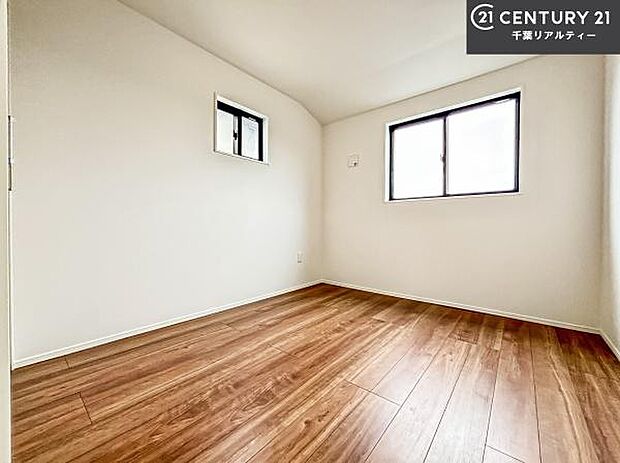 掃き出し窓がないお部屋は、お子様のお部屋としても安心です!収納スペースも充実しているので散らかったお部屋をサッと片付けられます!