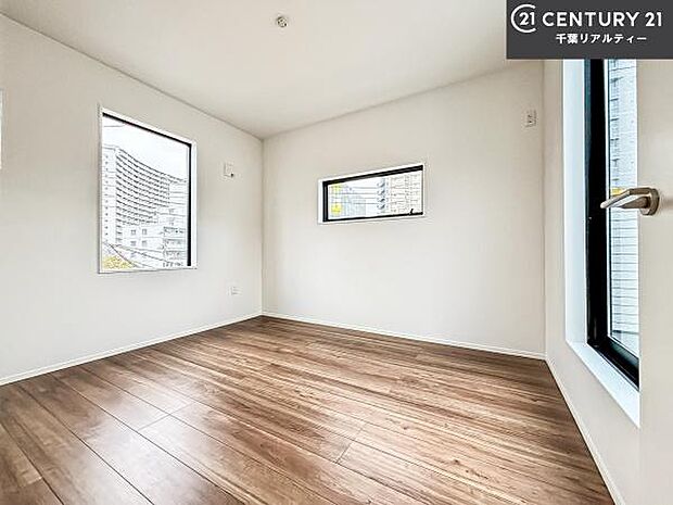 シンプルにデザインされているため、家具を選びません!お気に入りの家具を置いてくつろげる空間を作ることができます。