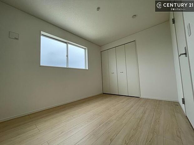優しい光が差し込む洋室は、朝の目覚めも気持ちが良さそうですね。おうち時間もゆったりと過ごすことができます。優しい色合いのフローリングがどんな家具にもマッチします!(施工例)