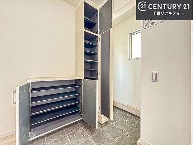 シューズボックス付き。玄関が片付きお掃除がしやすいです!スッキリした玄関で戸を開けた瞬間、清潔感のある心地いい空間が出迎えてくれます。