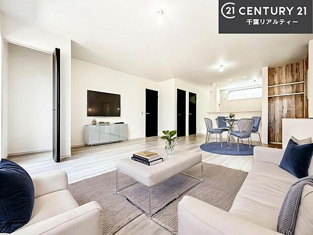 家具はCGパースです。心地良いリビングは家族が自然と集まります。家族団欒の時間が増えそうです。ご家族と、より一層充実した時間を過ごせそうですね。