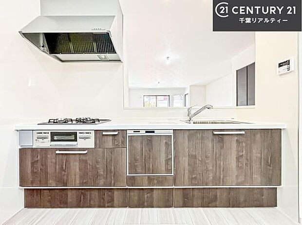 作業がしやすいシステムキッチンです!収納がたくさん付いているので、調理スペースに物を置かなくて済むので、広々使えて、快適に作業ができます!