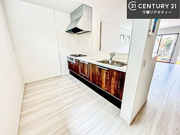 ゆとりある調理スペースで作業がしやすい快適なキッチンです!お子様と一緒にお菓子造りも楽しめる広々スペースです。楽しい調理時間になりそうですね!