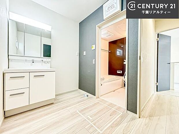 三面鏡仕様の洗面所は、身だしなみがしやすい造り！裏は収納になっています。ドライヤーやお化粧道具を片付けられるので洗面台周りをスッキリと見せることが出来ます！