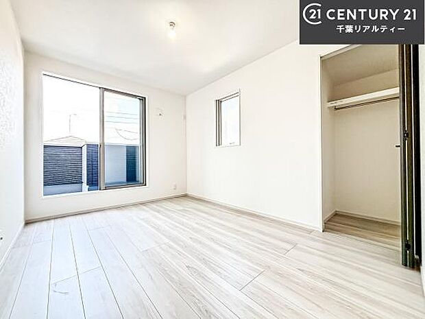 バルコニーに面している洋室です。明るく温もりがあり、換気もしっかりできます!