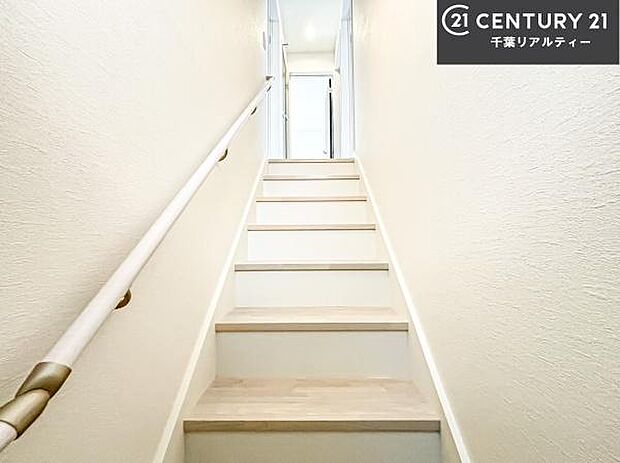 階段は明るく手摺りもついています!お子様やご年配の方も安心してご利用頂けますね!