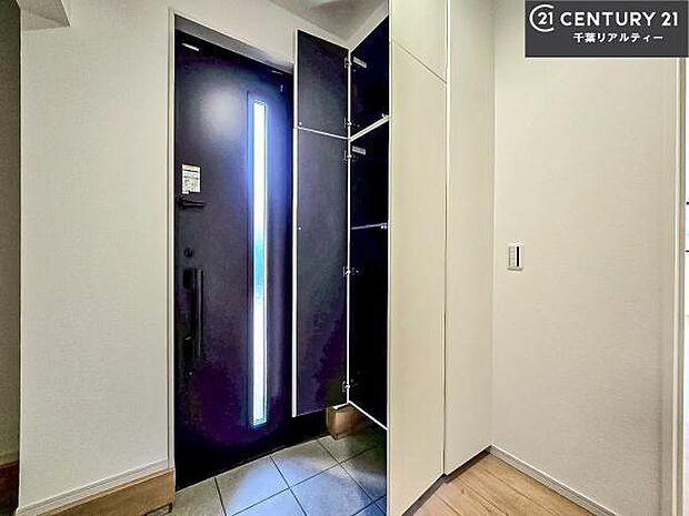 シューズボックス付きなので、玄関が片付きお掃除がしやすいです!スッキリした玄関で戸を開けた瞬間、清潔感のある心地いい空間が出迎えてくれます。