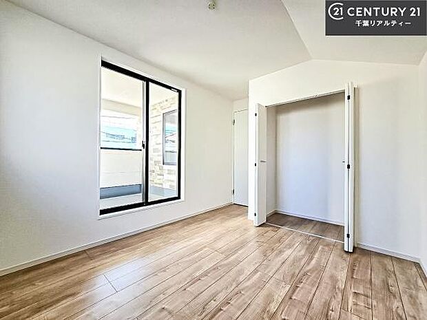 洋室は子供部屋や寝室、色々と用途多彩に利用できますね。収納力もたっぷりなので、広々気持ちよく過ごすことができます。