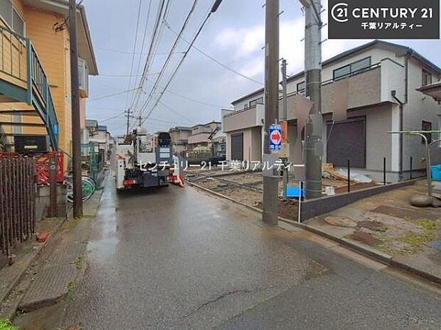 前面道路は4m!陽当り良好な立地です。車庫入れが苦手な方も安心ですね。