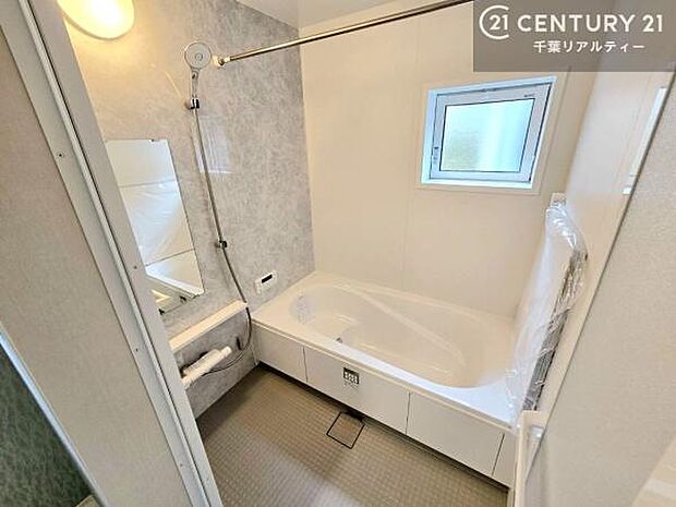 窓からのやわらかな光が差し込む浴室は、換気もしやすく快適。1日の疲れをしっかりと癒してくれる浴室です。