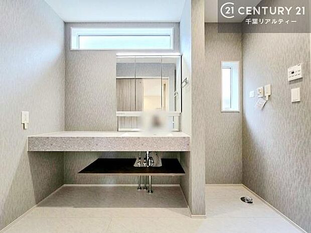 スタイリッシュなデザインの洗面台を採用。洗練された空間が、朝の準備や帰宅後の時間をより上質なものに演出します。