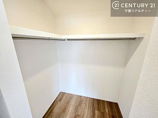 ウォークインクローゼット付きです。たくさんのお洋服などを収納しておけそうですね!他にも扇風機や加湿器など季節物の大きな家電も収納できます!