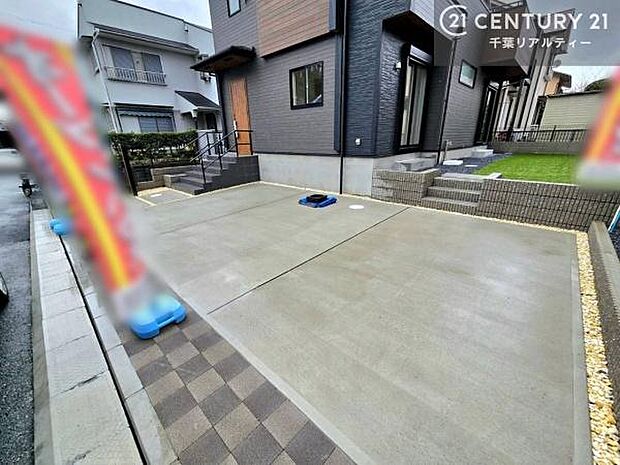 並列3台駐車可能なゆとりのカースペース。ご家族それぞれのお車はもちろん、来客時にも安心してお使いいただける開放的な駐車空間です。