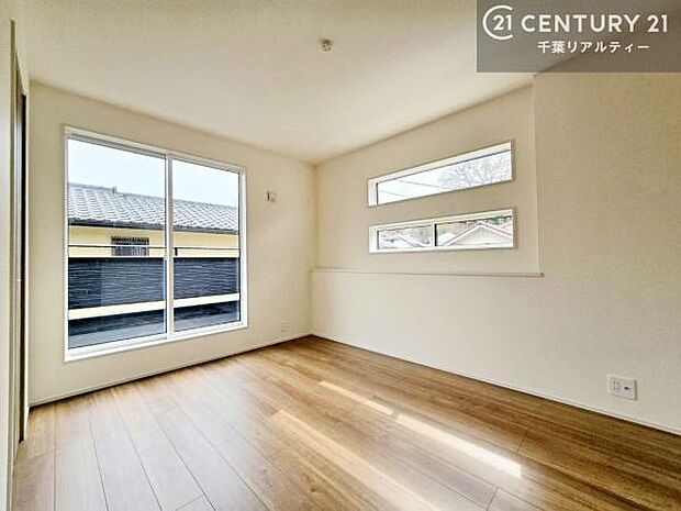 2面採光を確保した明るい室内は、風通しも良く、明るく大変居心地の良い空間となっております。リラックスして過ごせる心地の良いお部屋です！朝の目覚めがスッキリしますね。