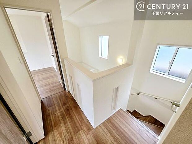 階段は明るく手摺りもついています!お子様やご年配の方も安心してご利用頂けますね!