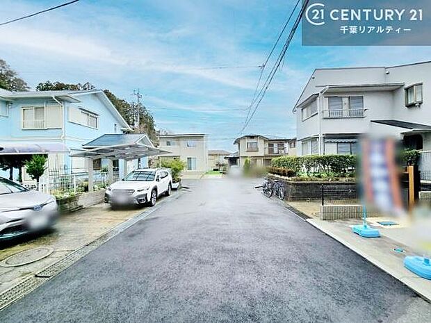 前面道路は約6mの落ち着いた住環境。車通りも比較的少なく、ゆったりと安心して出入りができます。