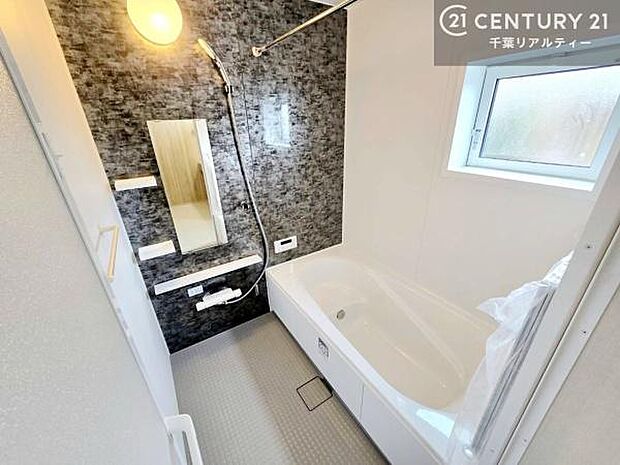 窓からのやわらかな光が差し込む浴室は、換気もしやすく快適。1日の疲れをしっかりと癒してくれる浴室です。