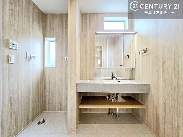 スタイリッシュなデザインの洗面台を採用。洗練された空間が、朝の準備や帰宅後の時間をより上質なものに演出します。