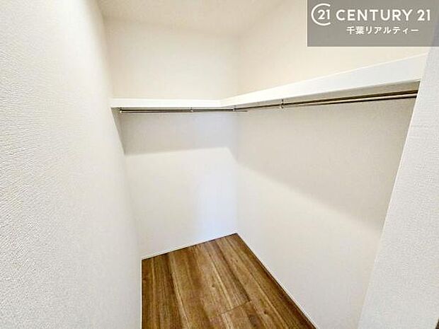 ウォークインクローゼット付きです。たくさんのお洋服などを収納しておけそうですね!他にも扇風機や加湿器など季節物の大きな家電も収納できます!
