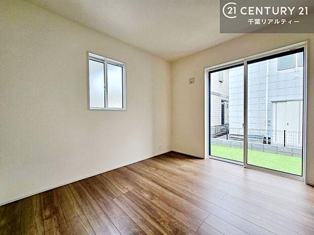 リビングに隣接した洋室は、開放すればLDKとつながる開放的な空間に。お子様の遊び場やワークスペース、客間など多目的に活用できる便利なお部屋です。