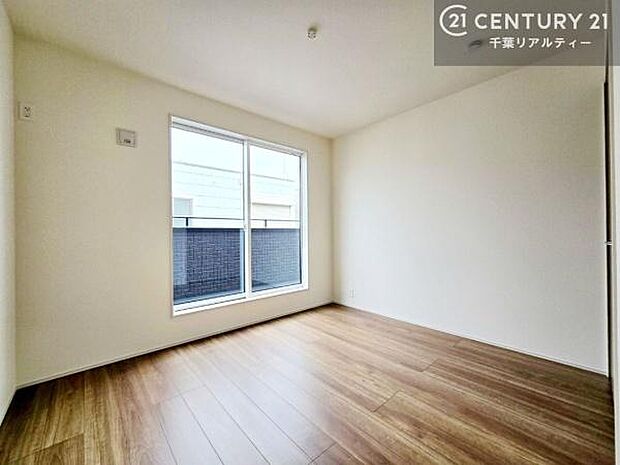 たっぷり日差しが差し込む洋室!温もりと明るさを兼ね備えた魅力的空間で、プライベート時間を有意義に過ごせます!