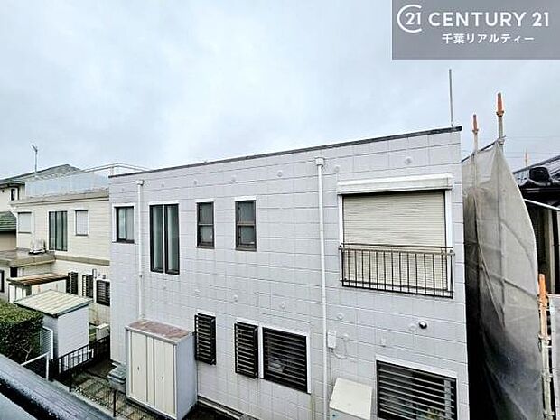 落ち着きある住宅街です!周囲には高い建物がなく、空が広く開放感があり、陽当たりを大きく遮られることもありません!気持ちの良い風が通り抜ける街並みです!