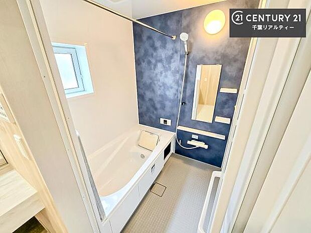 落ち着きある大人の雰囲気のバスルームは、味が出ていてバスタイムが充実!お仕事頑張っているご褒美にお好みの匂いの入浴剤を入れて、楽しんでみてはいかがでしょうか?