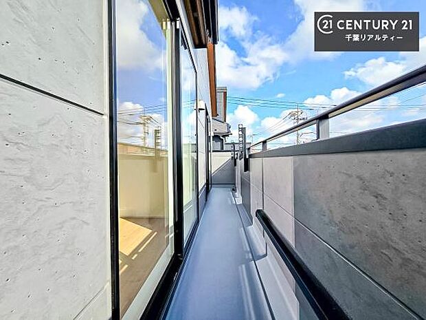 陽当たりの良いバルコニーで、お洗濯物もよく乾きそうですね!お天気の良い日にはバルコニーへ出てリフレッシュするのも気持ちよさそうです。