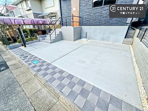 駐車スペースは2台分あります!セカンドカーはもちろん、バイクや自転車なども置き場所に困りません。