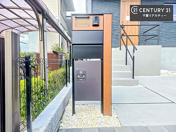 郵便物と宅配便を一つの場所でまとめて受け取れるため、玄関先がすっきりと片付くことです。不在時でも荷物を受け取れるため再配達のストレスがなく、狭いスペースにも設置しやすい点も大きな魅力です