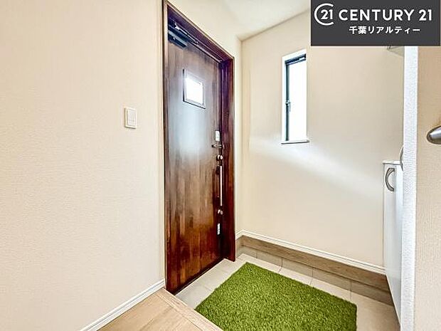 疲れて帰ってきても、ただいま!を言いたくなる、優しく迎え入れてくれる空間になっています。明るく温もり溢れる玄関です!