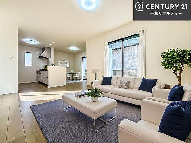 家具はCGパースです。開放感のある広々LDK!ソファーやダイニングテーブルを置いても窮屈にならないので快適に過ごせます!コミュニケーションが取りやすいリビングです!