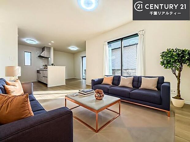 家具はCGパースです。心地良いリビングは家族が自然と集まります。家族団欒の時間が増えそうです。ご家族と、より一層充実した時間を過ごせそうですね。