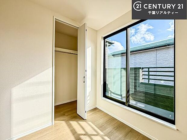 明るく温もりがあり、換気もしっかりできます!朝起きて、背伸びをしつつ深呼吸をし良い朝を迎え入れることが出来そうですね!